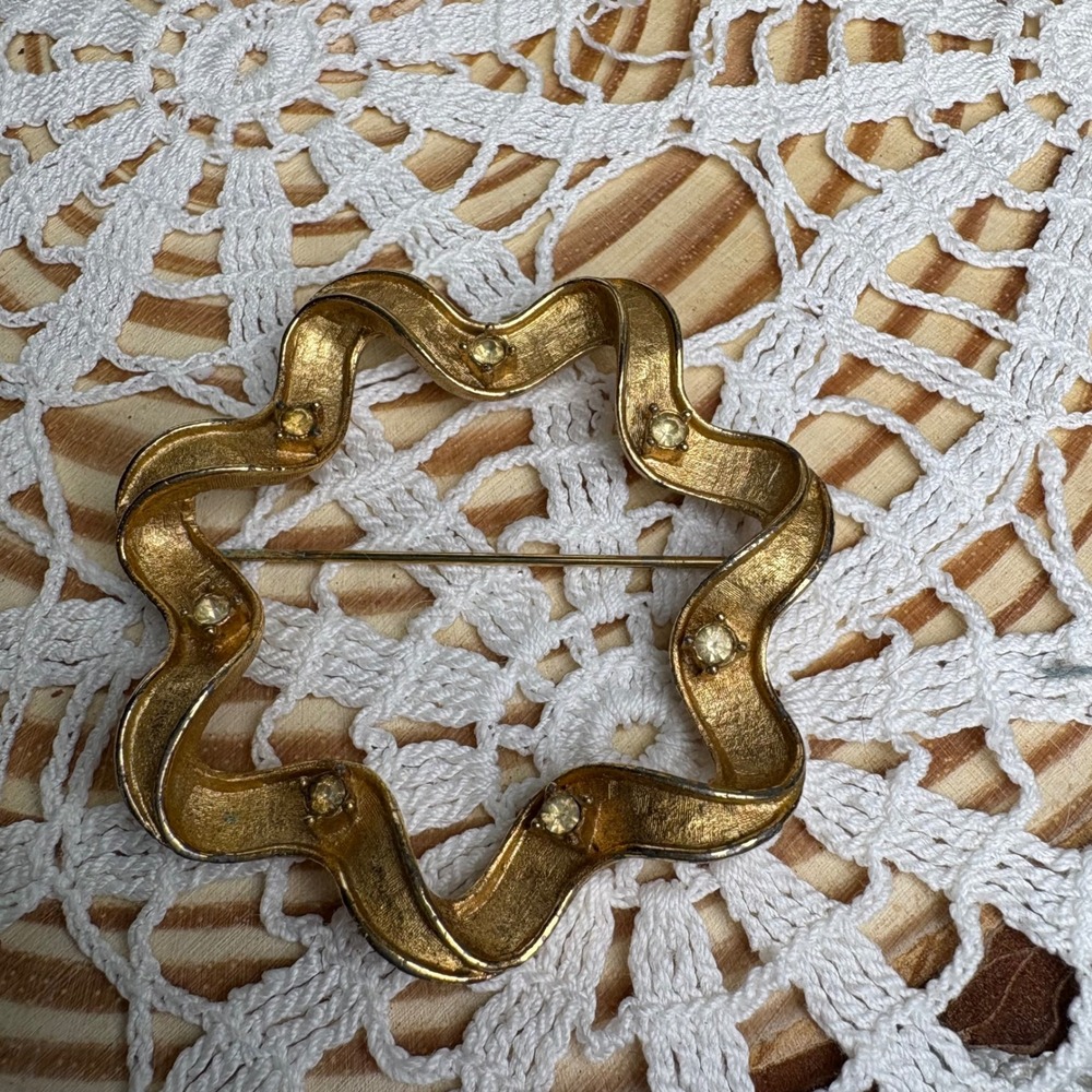 Vintage Sarah Coventry Gold Tone Brooch Pin Wavy Star Rhinestone Textured